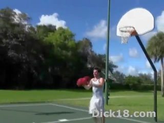 농구 회전 으로 쾅 dunk 입