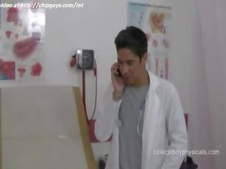 Свіжий лікарі examines partner