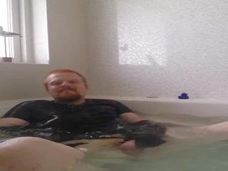 Rubbercub wanking in badkuip