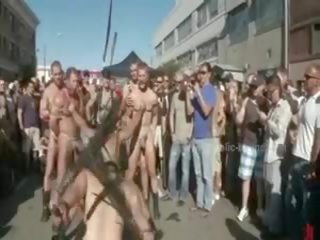 Público plaza con stripped hombres prepared para salvaje coarse violent homosexual grupo sexo